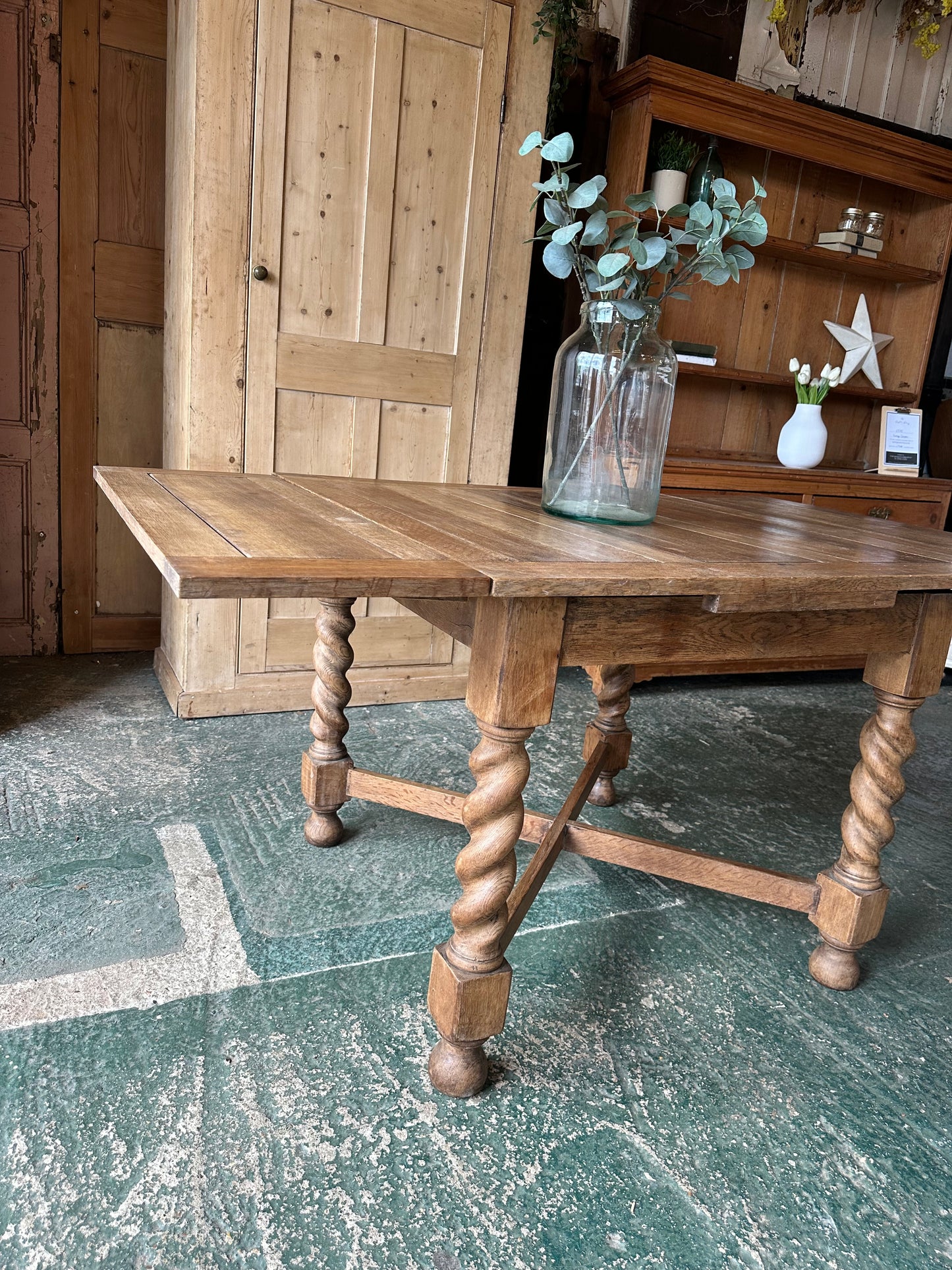 Rustic barley twist oak draw leaf table 4-6 seater