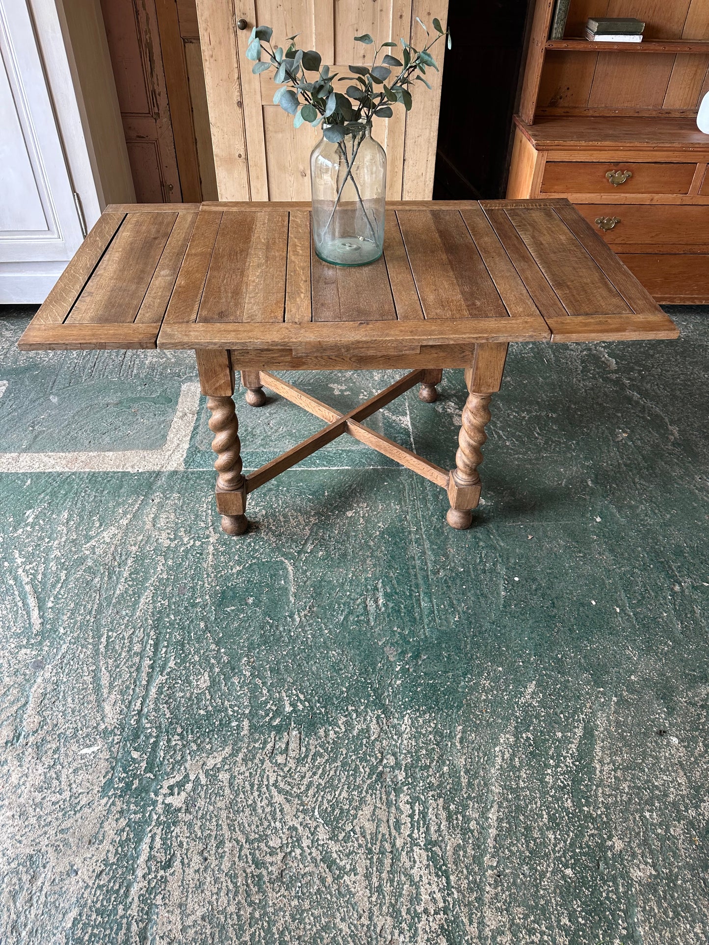 Rustic barley twist oak draw leaf table 4-6 seater