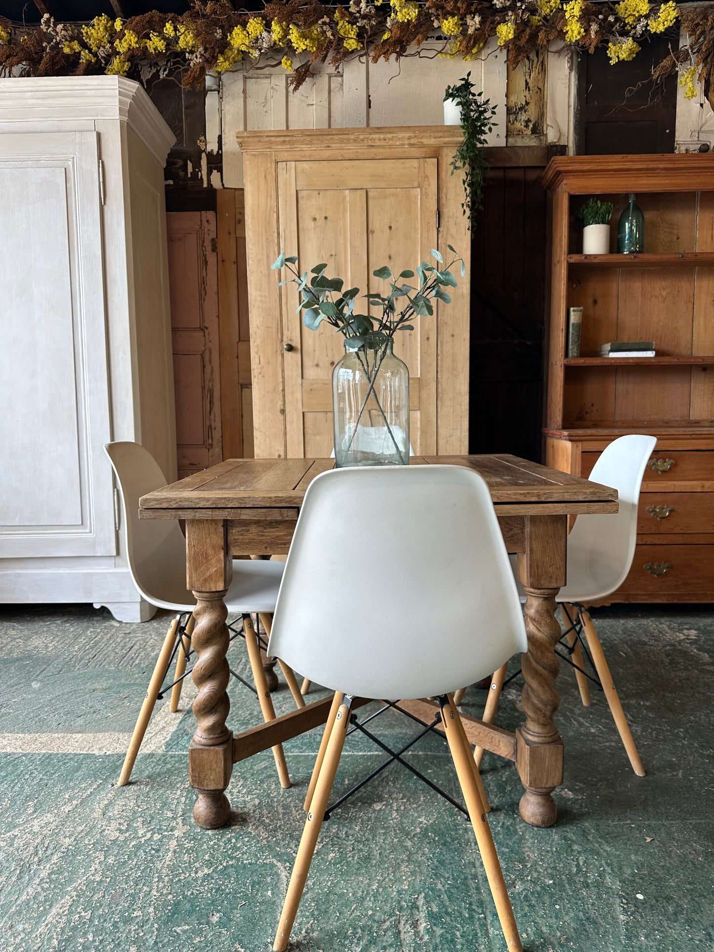 Rustic barley twist oak draw leaf table 4-6 seater