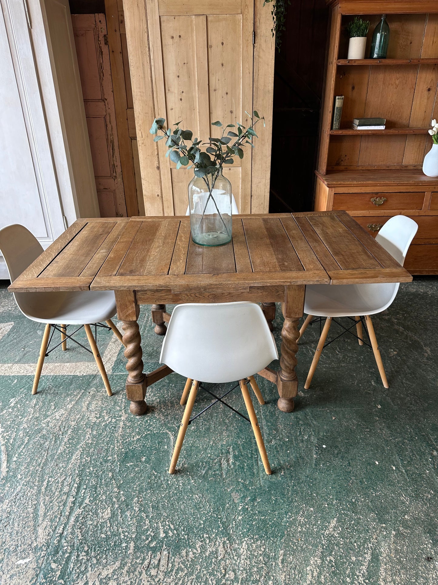 Rustic barley twist oak draw leaf table 4-6 seater