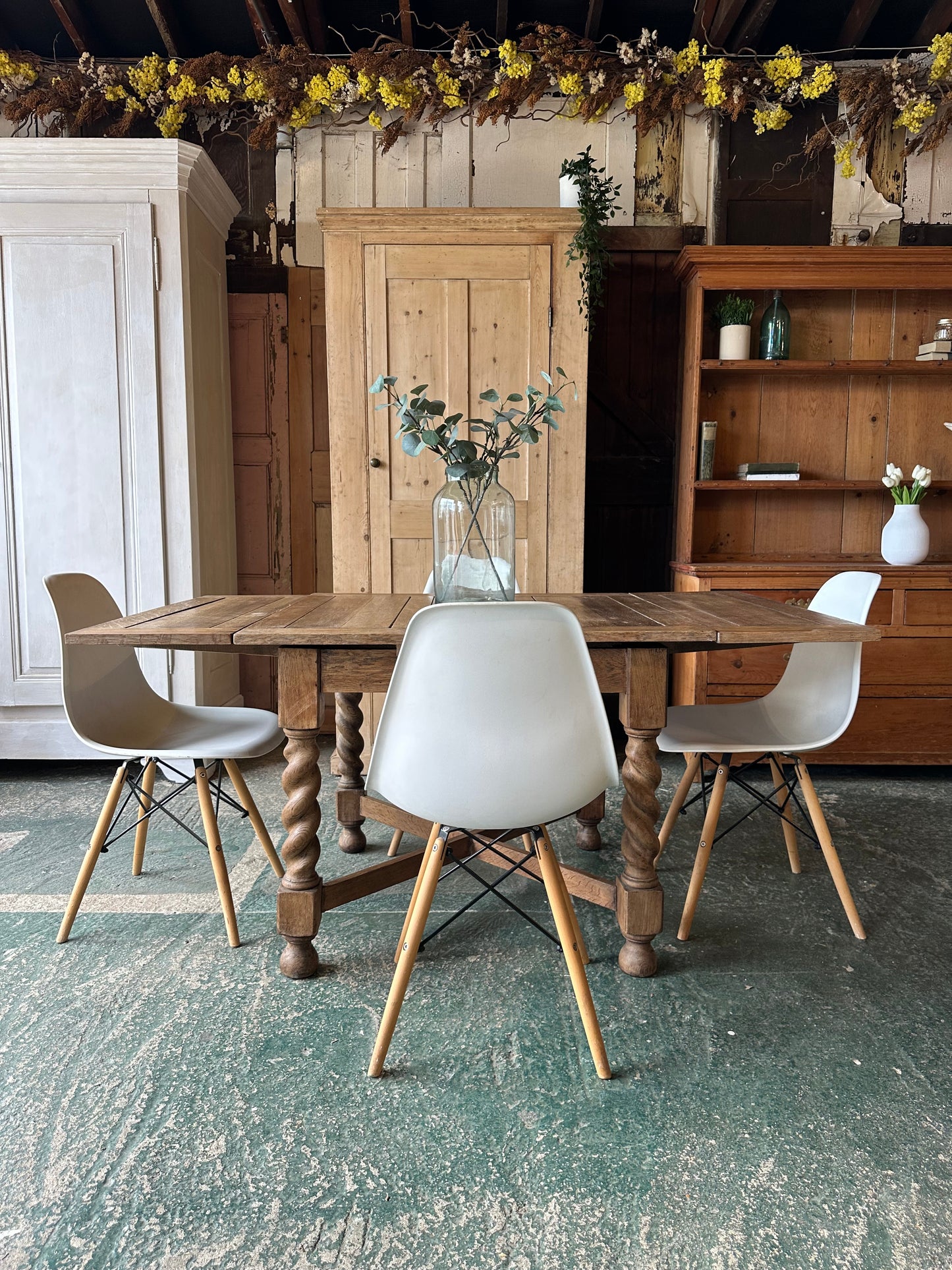 Rustic barley twist oak draw leaf table 4-6 seater