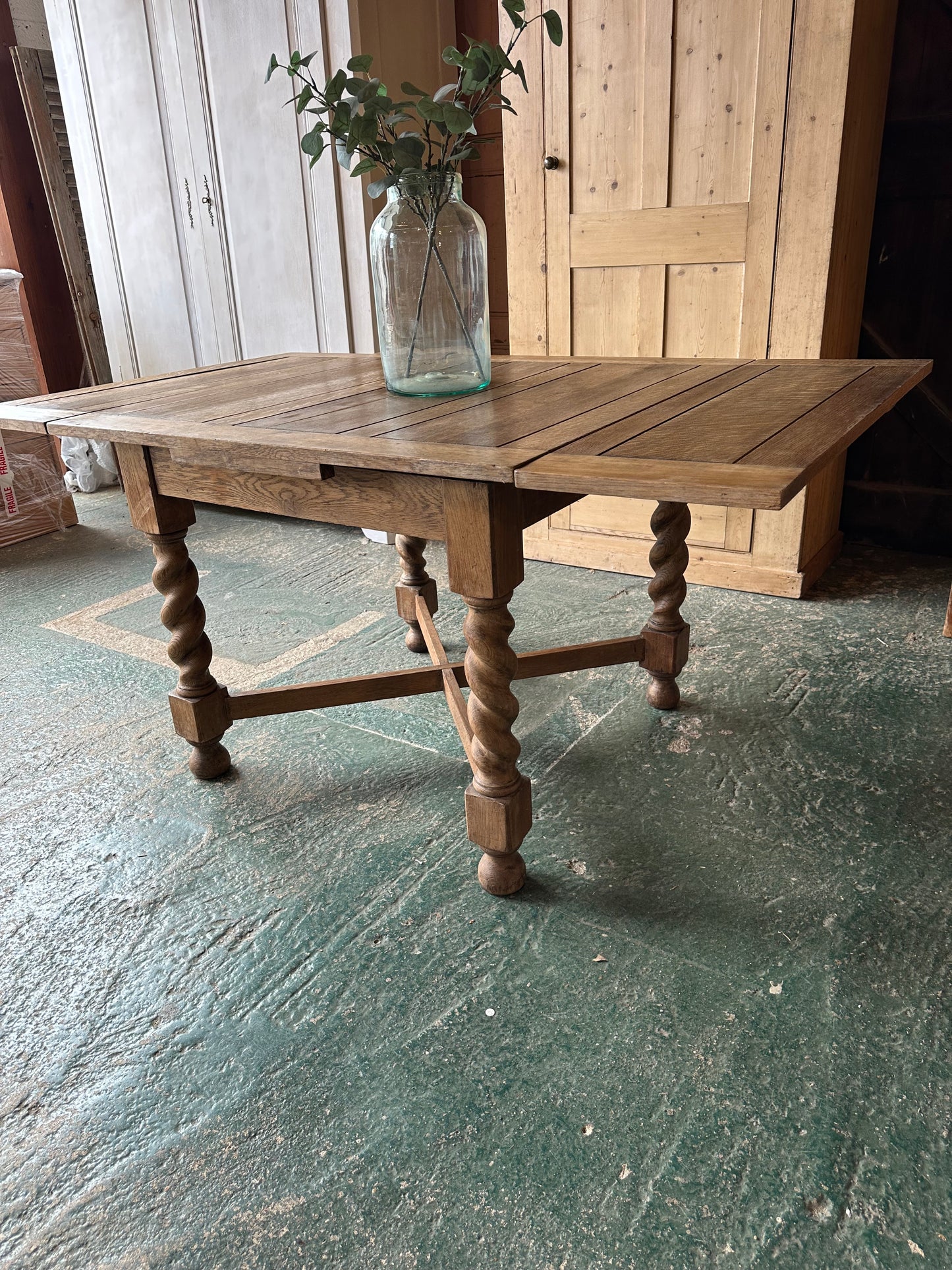 Rustic barley twist oak draw leaf table 4-6 seater