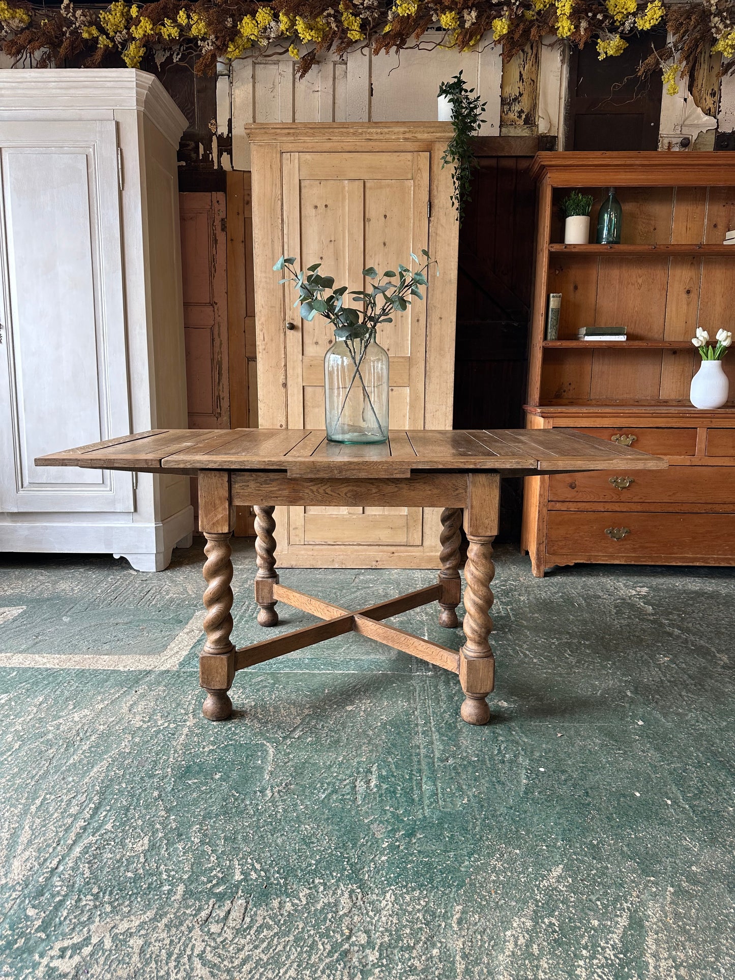 Rustic barley twist oak draw leaf table 4-6 seater