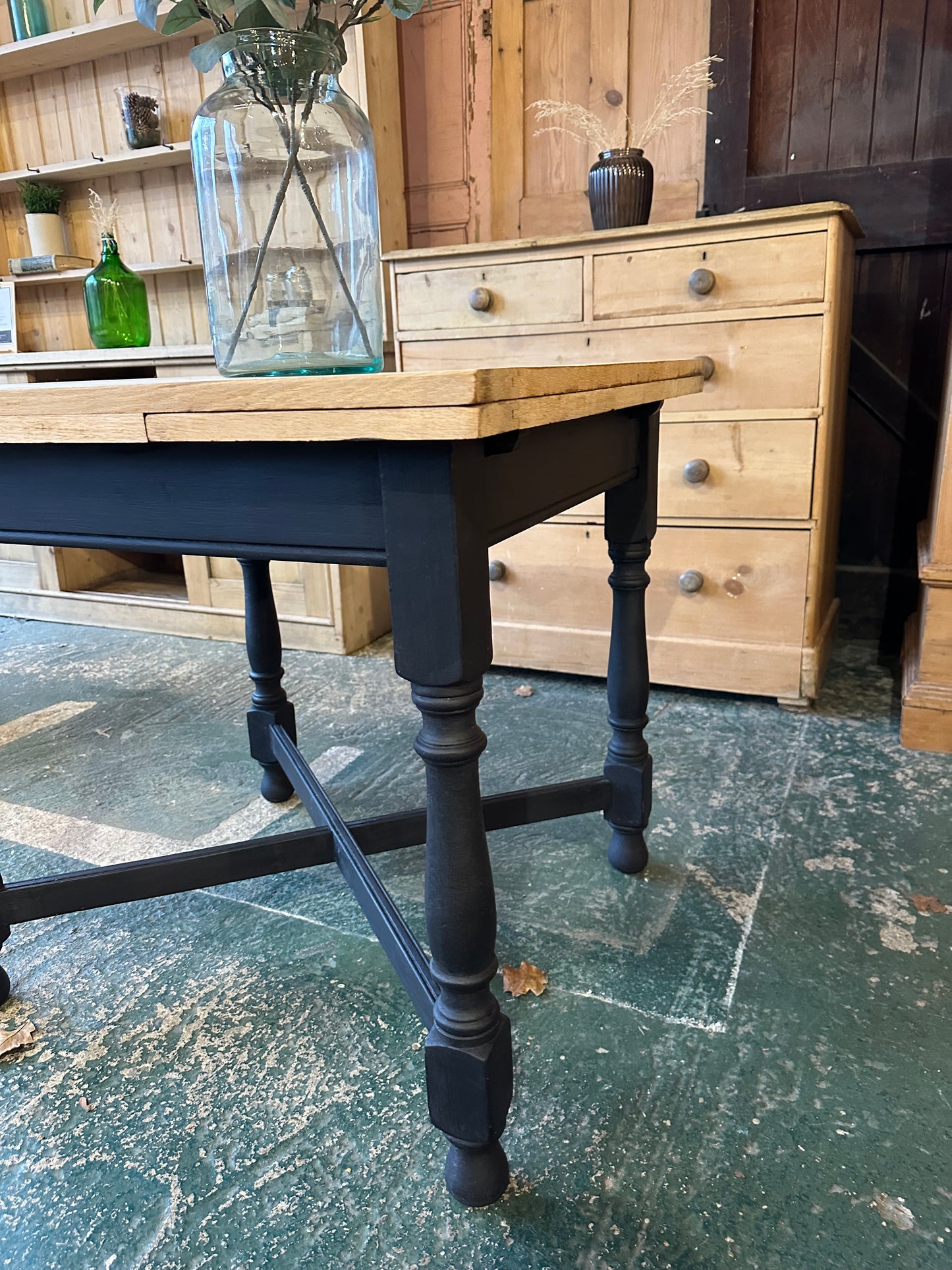 Rustic oak draw leaf table 4-6 seater