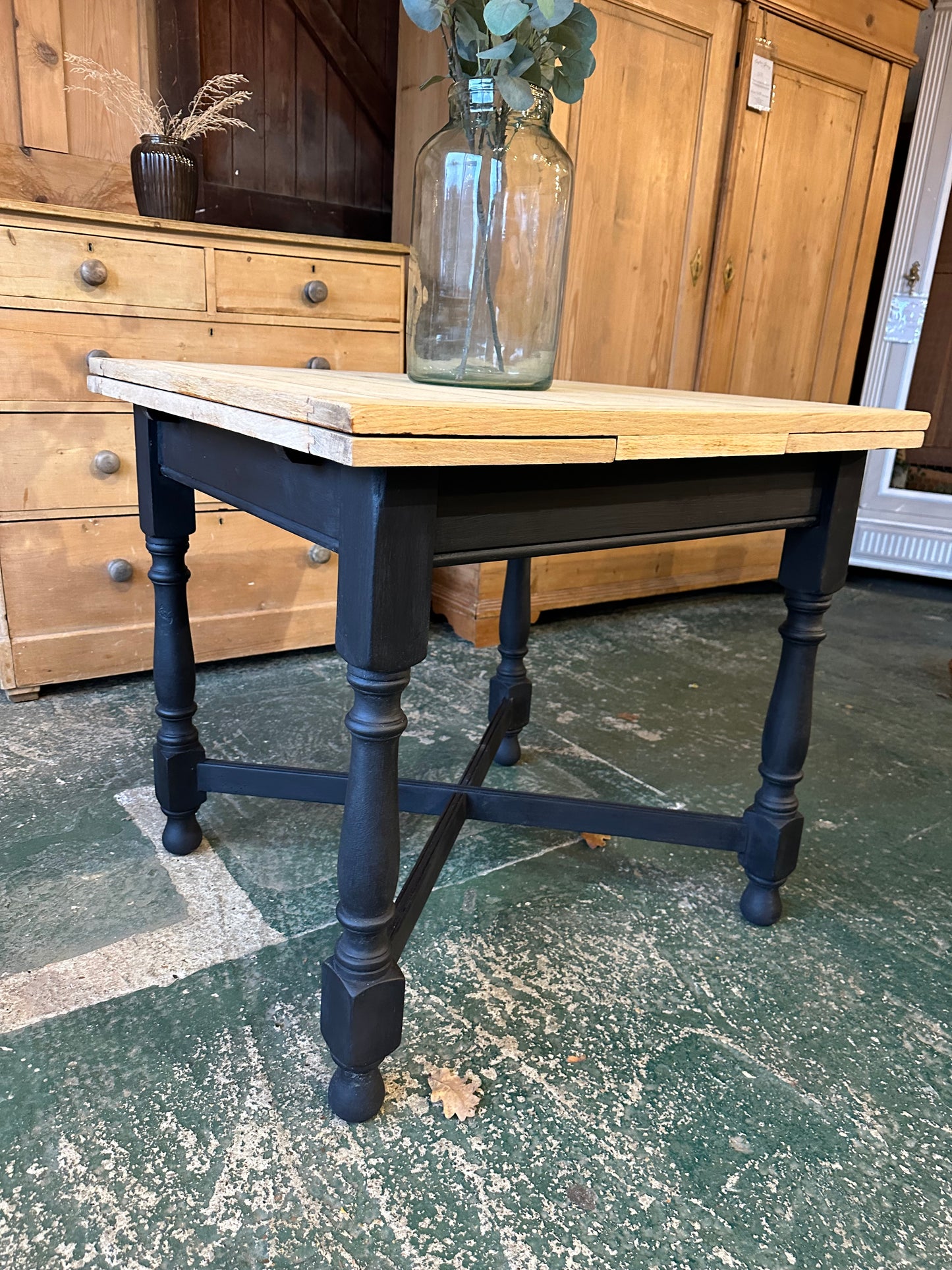 Rustic oak draw leaf table 4-6 seater
