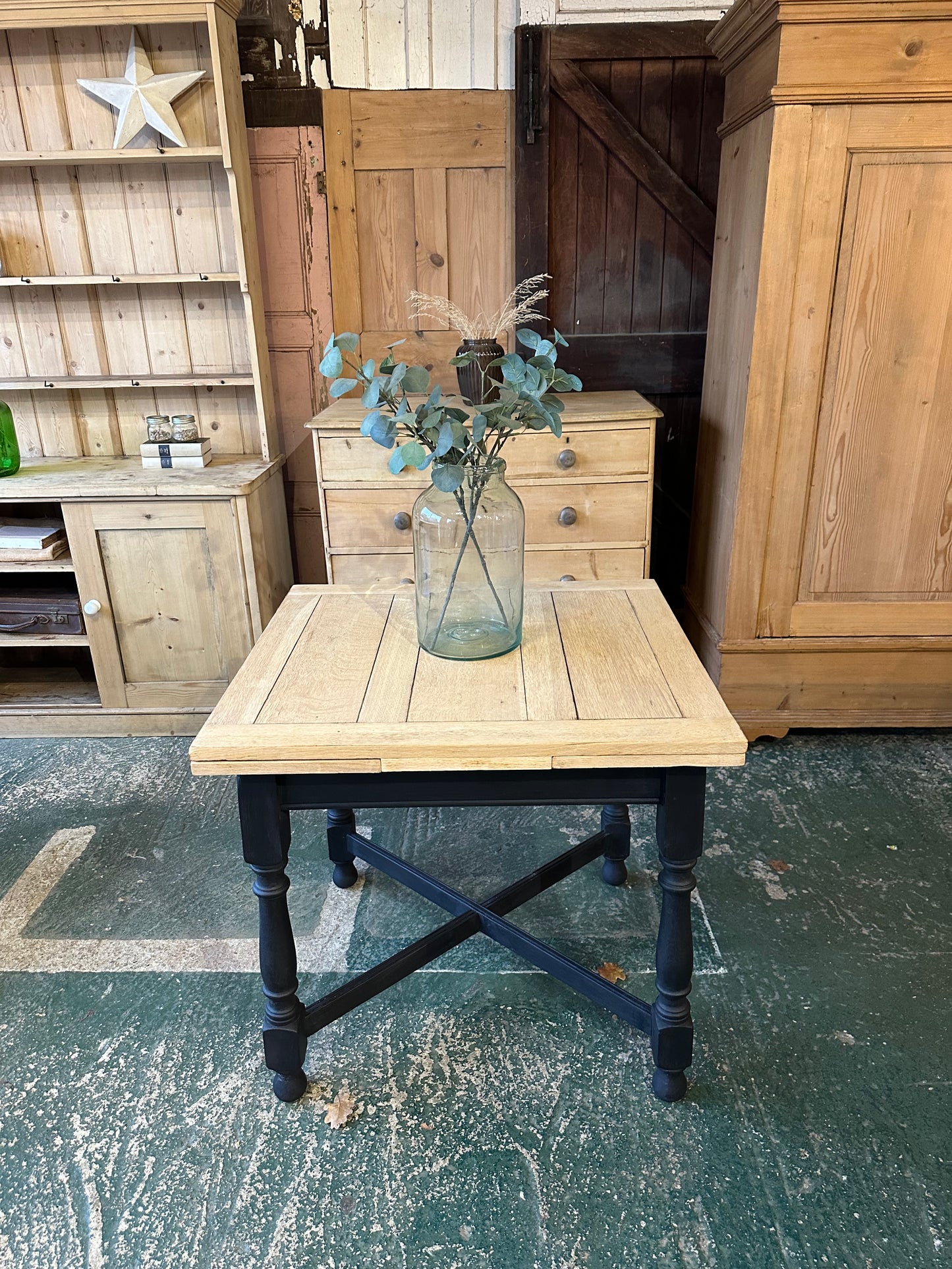 Rustic oak draw leaf table 4-6 seater