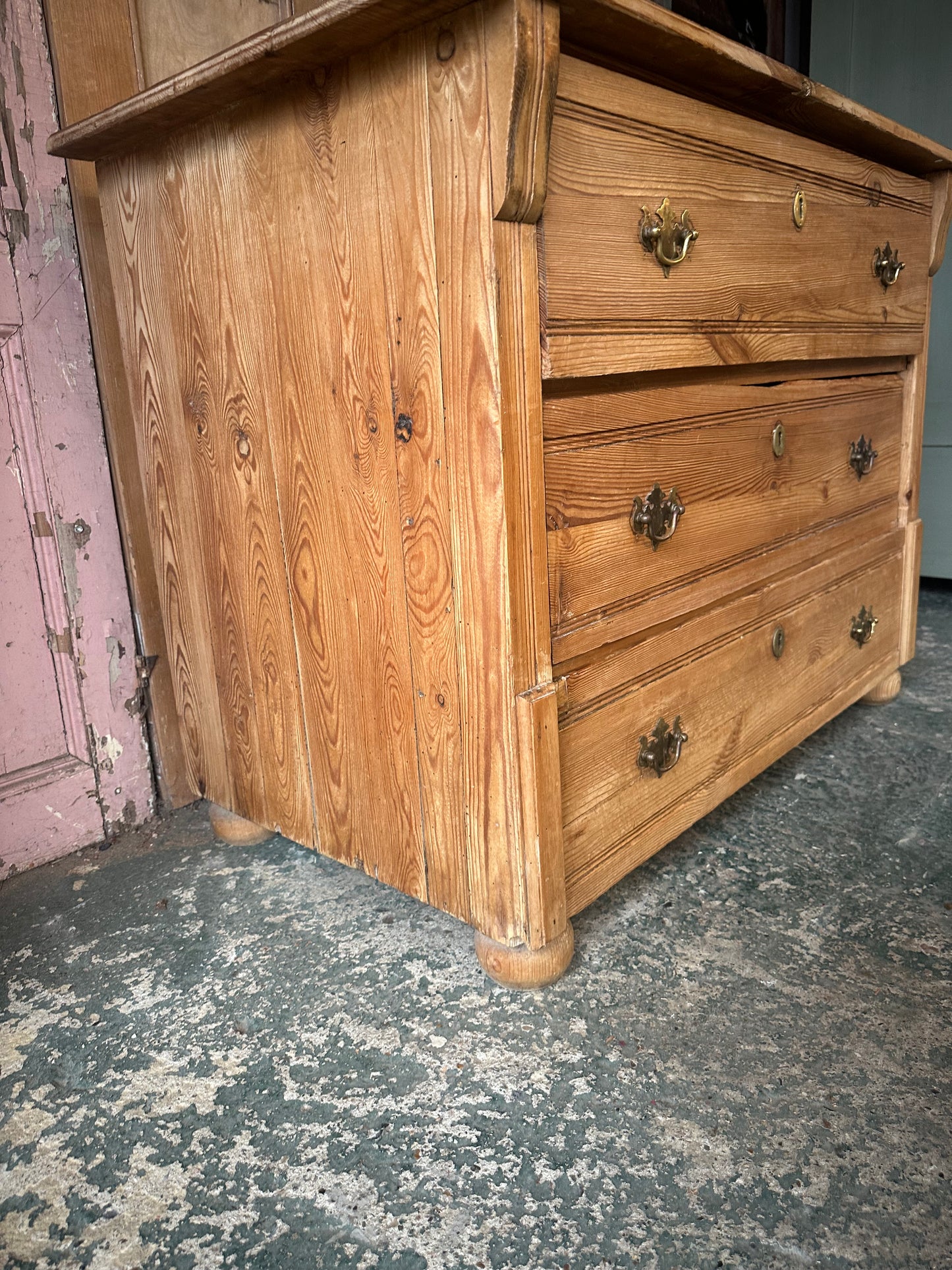 Rustic vintage chest of drawers