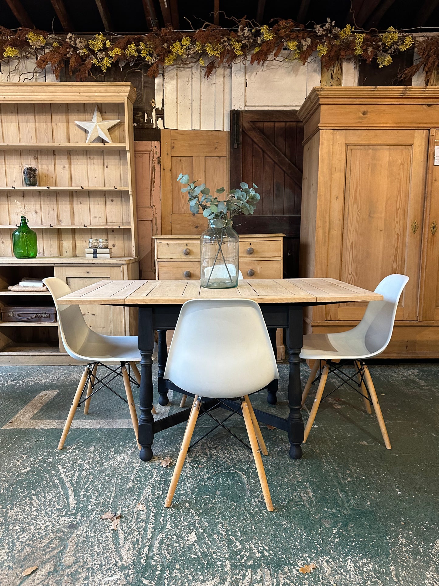 Rustic oak draw leaf table 4-6 seater
