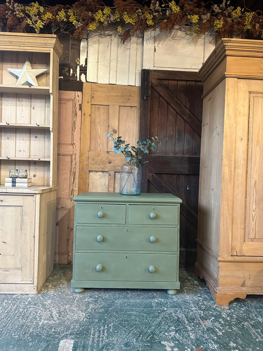 Vintage chest of drawers