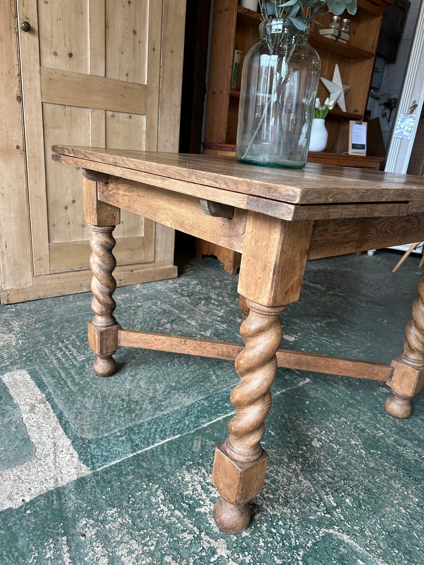Rustic barley twist oak draw leaf table 4-6 seater