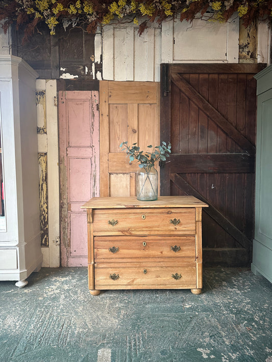 Rustic vintage chest of drawers