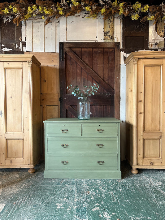 Rustic vintage chest of drawers