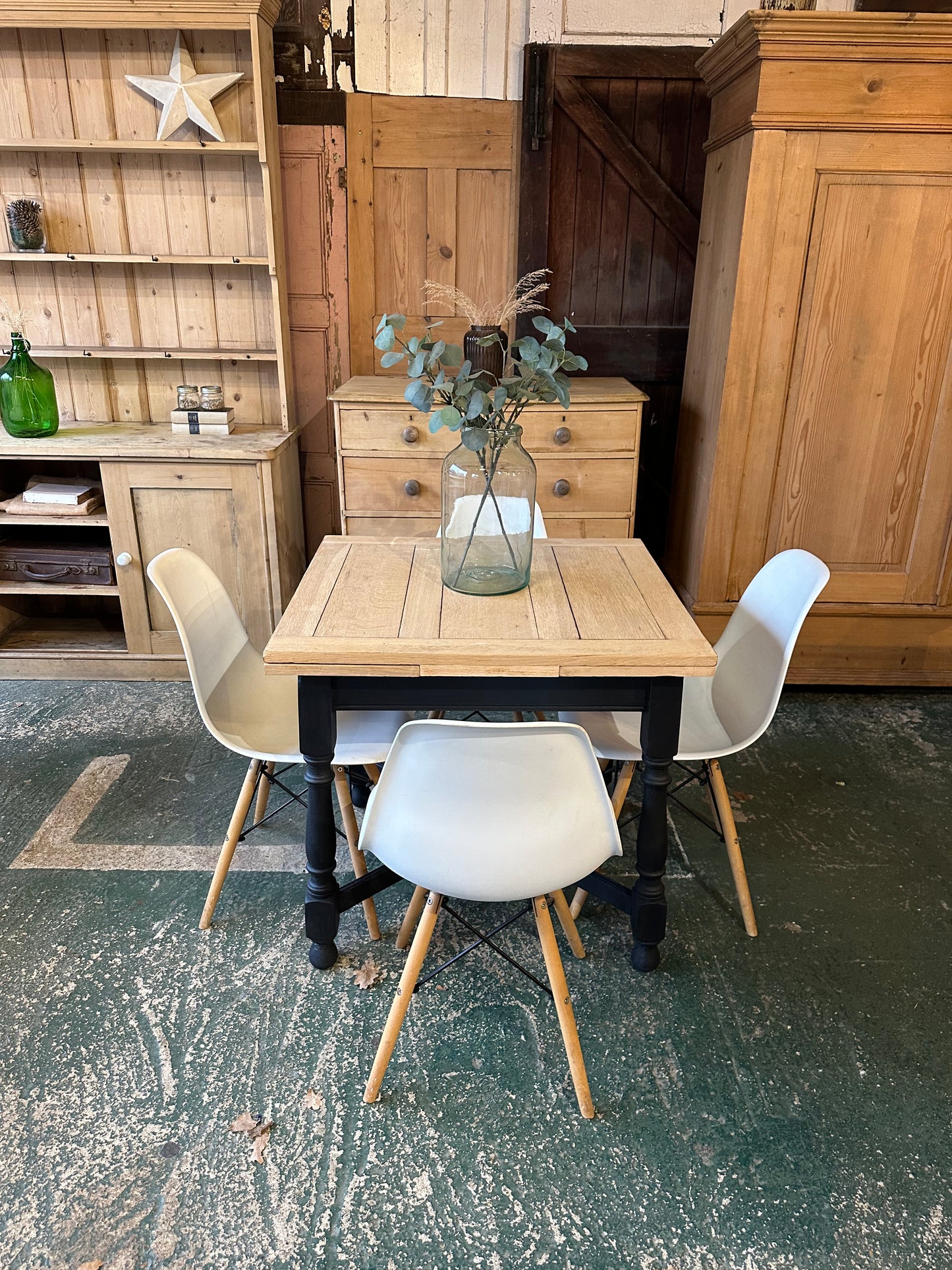 Rustic oak draw leaf table 4-6 seater