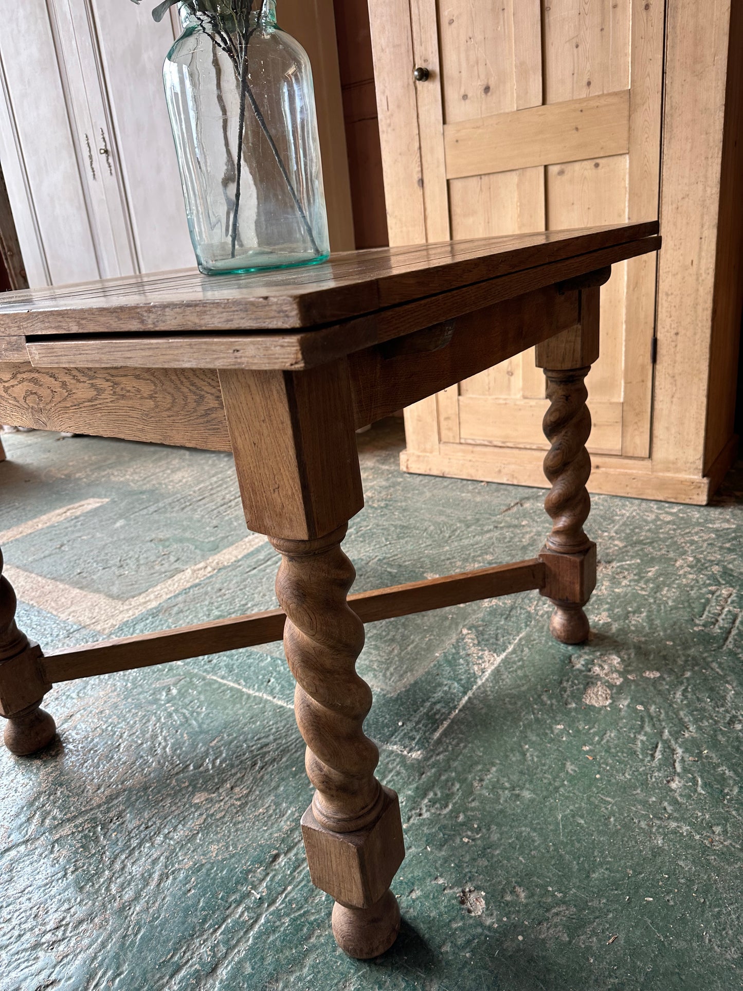 Rustic barley twist oak draw leaf table 4-6 seater