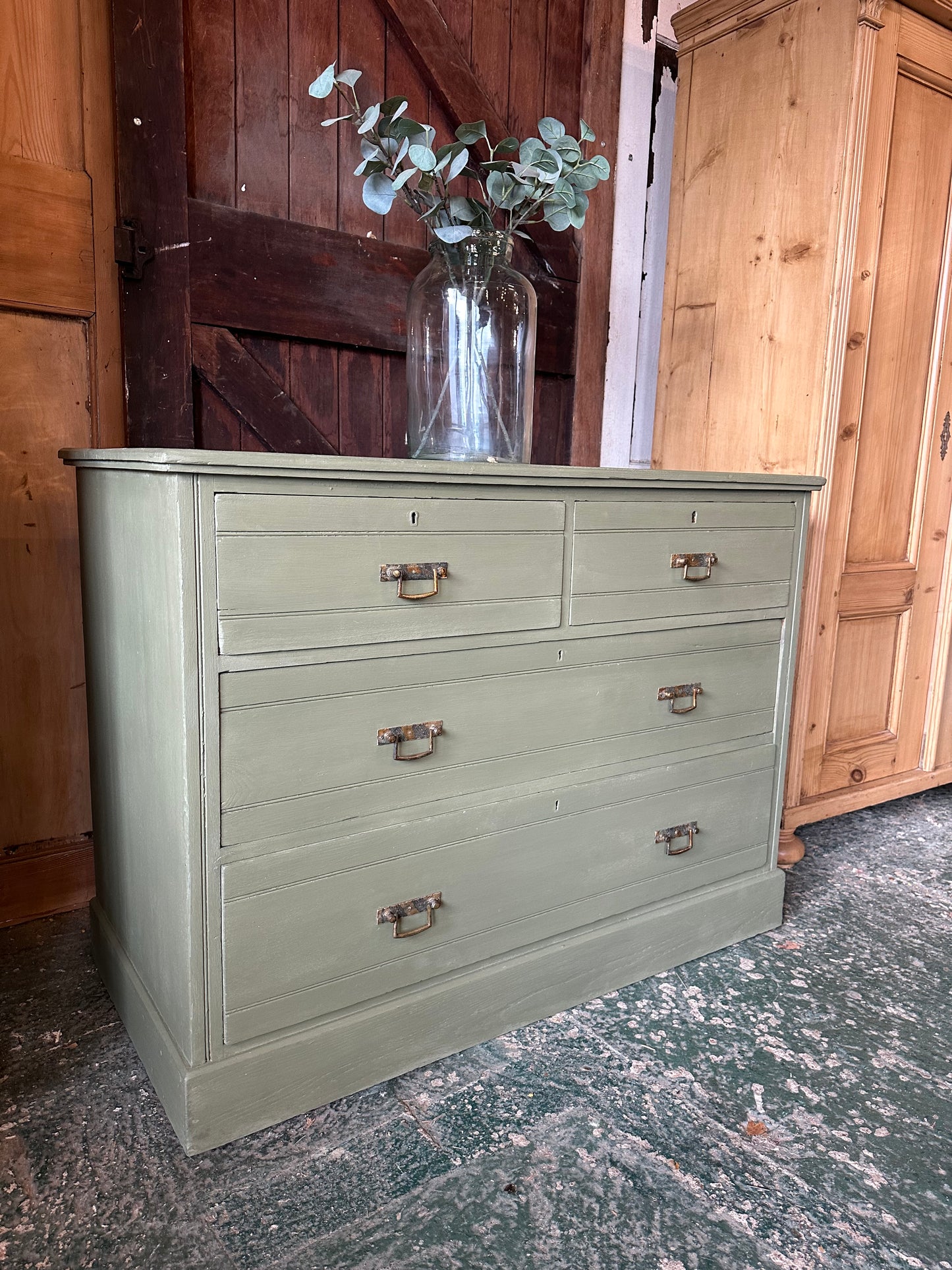 Rustic vintage chest of drawers