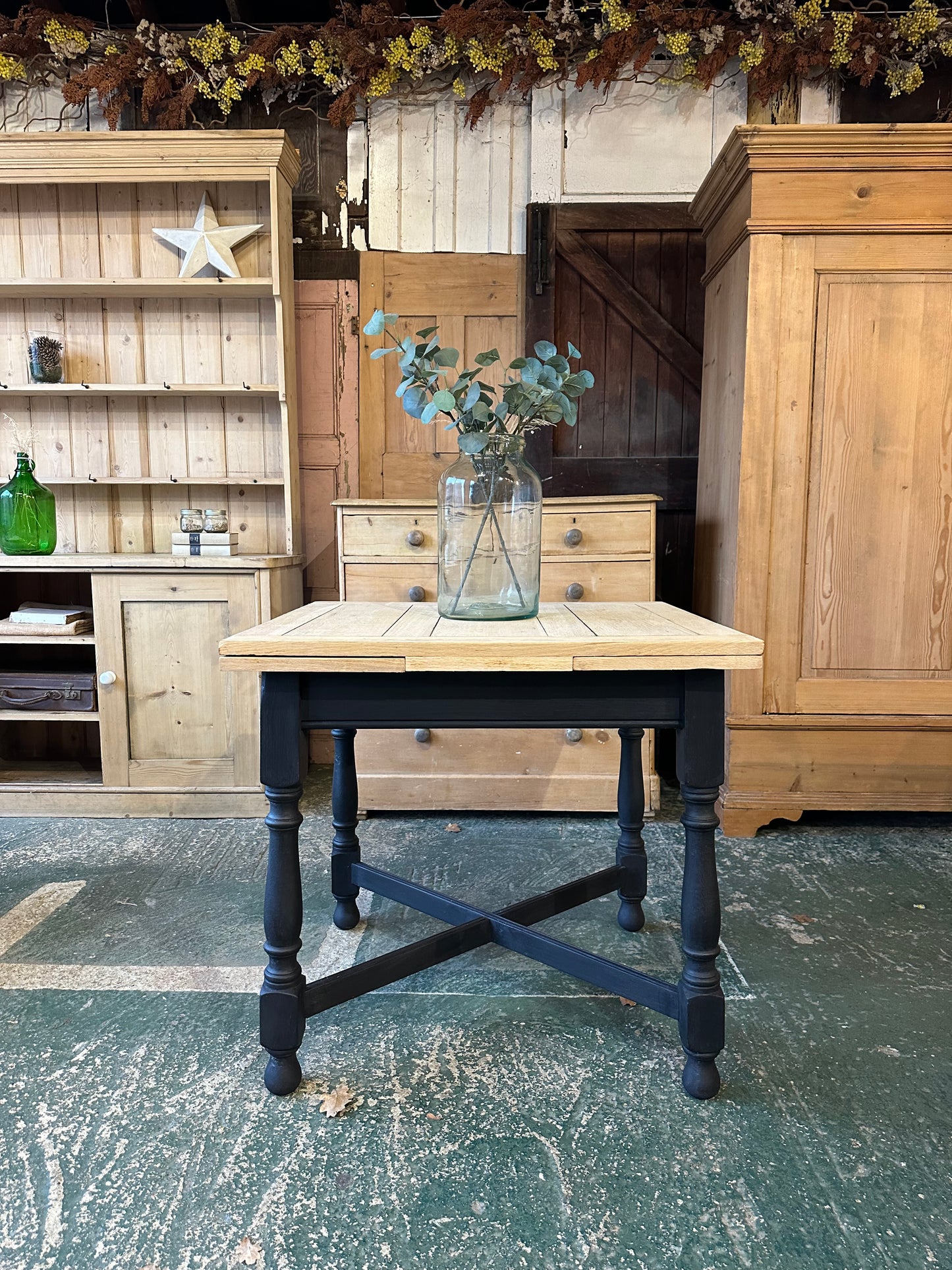 Rustic oak draw leaf table 4-6 seater