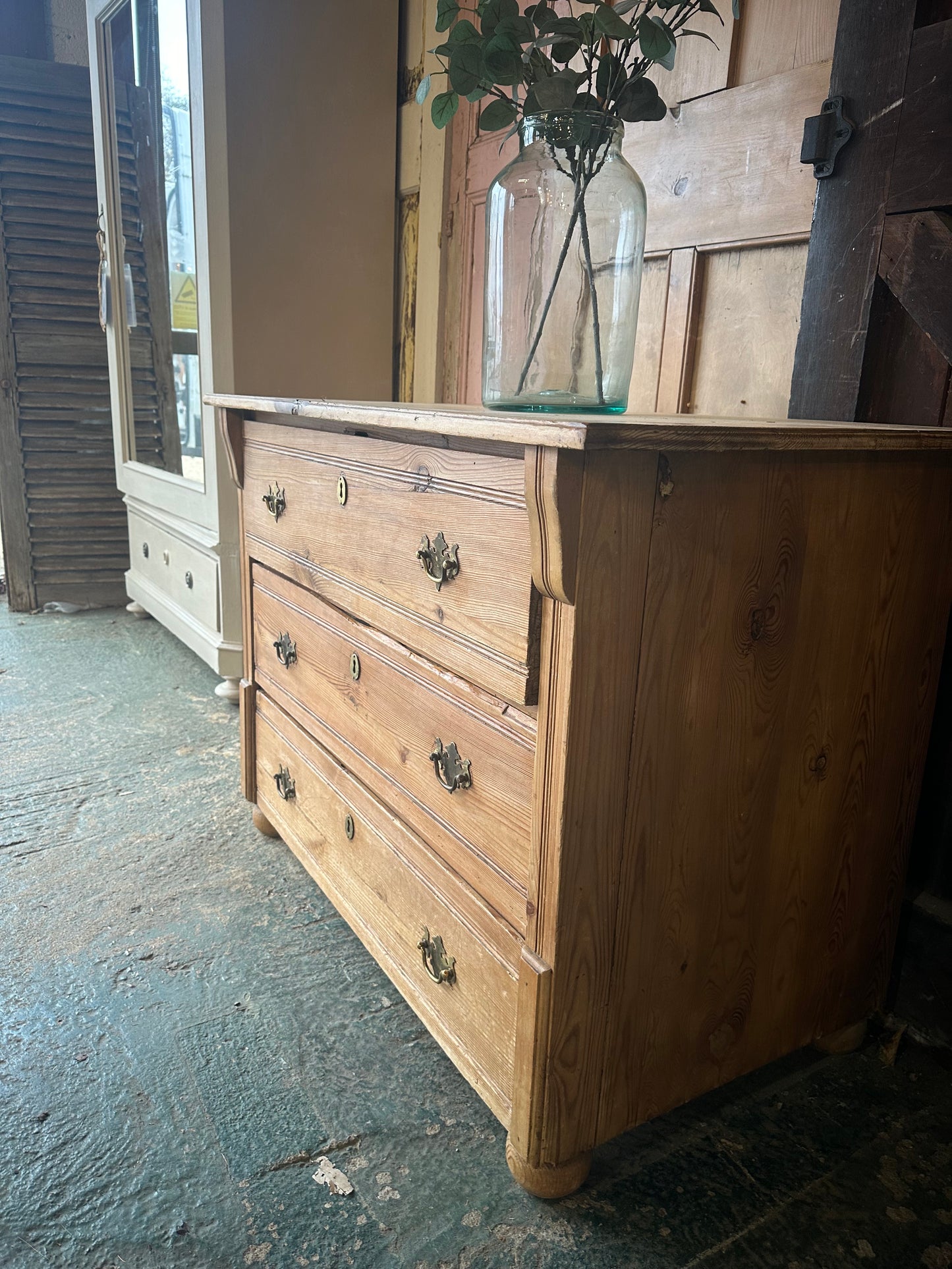 Rustic vintage chest of drawers