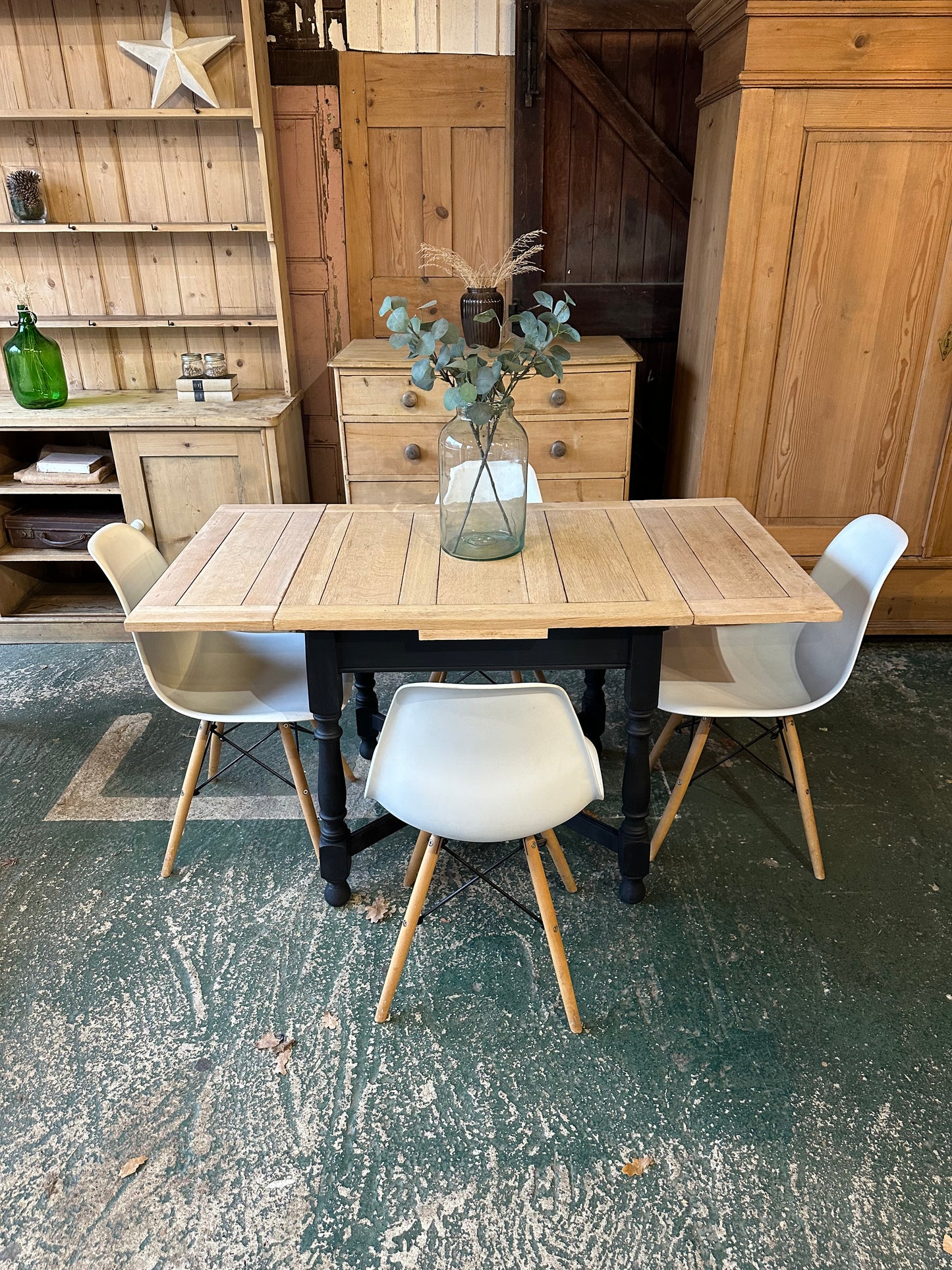 Rustic oak draw leaf table 4-6 seater