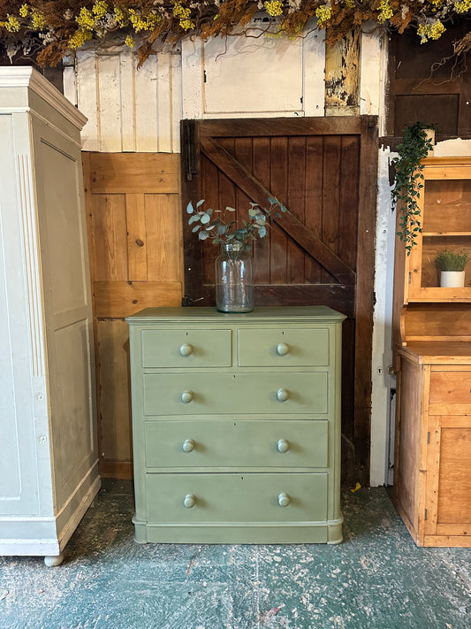 Rustic vintage chest of drawers