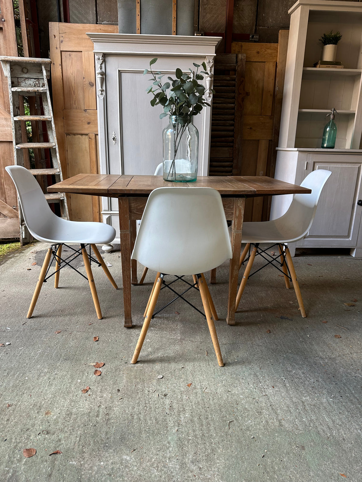 Vintage oak draw leaf table 2-4 seater