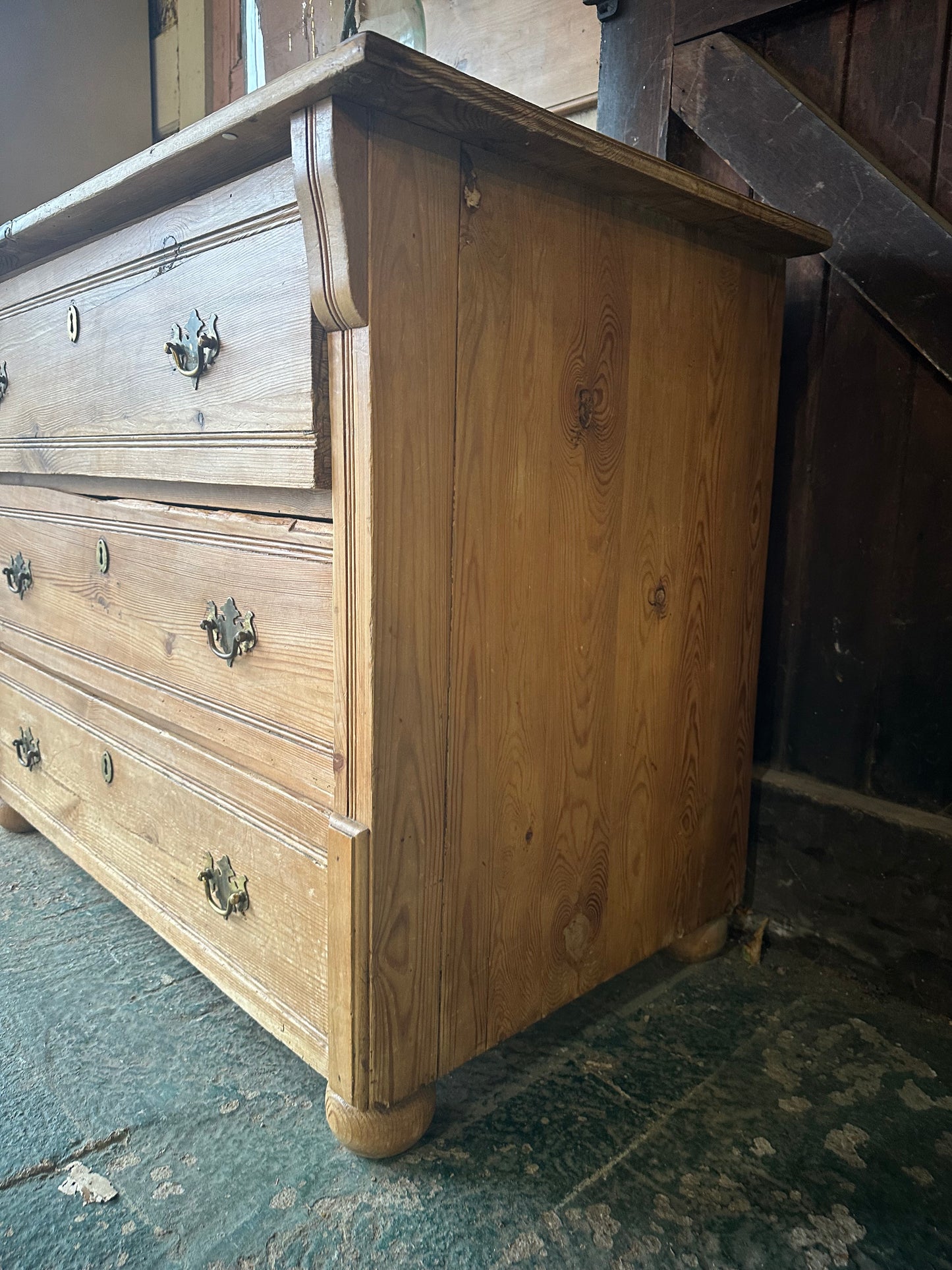 Rustic vintage chest of drawers