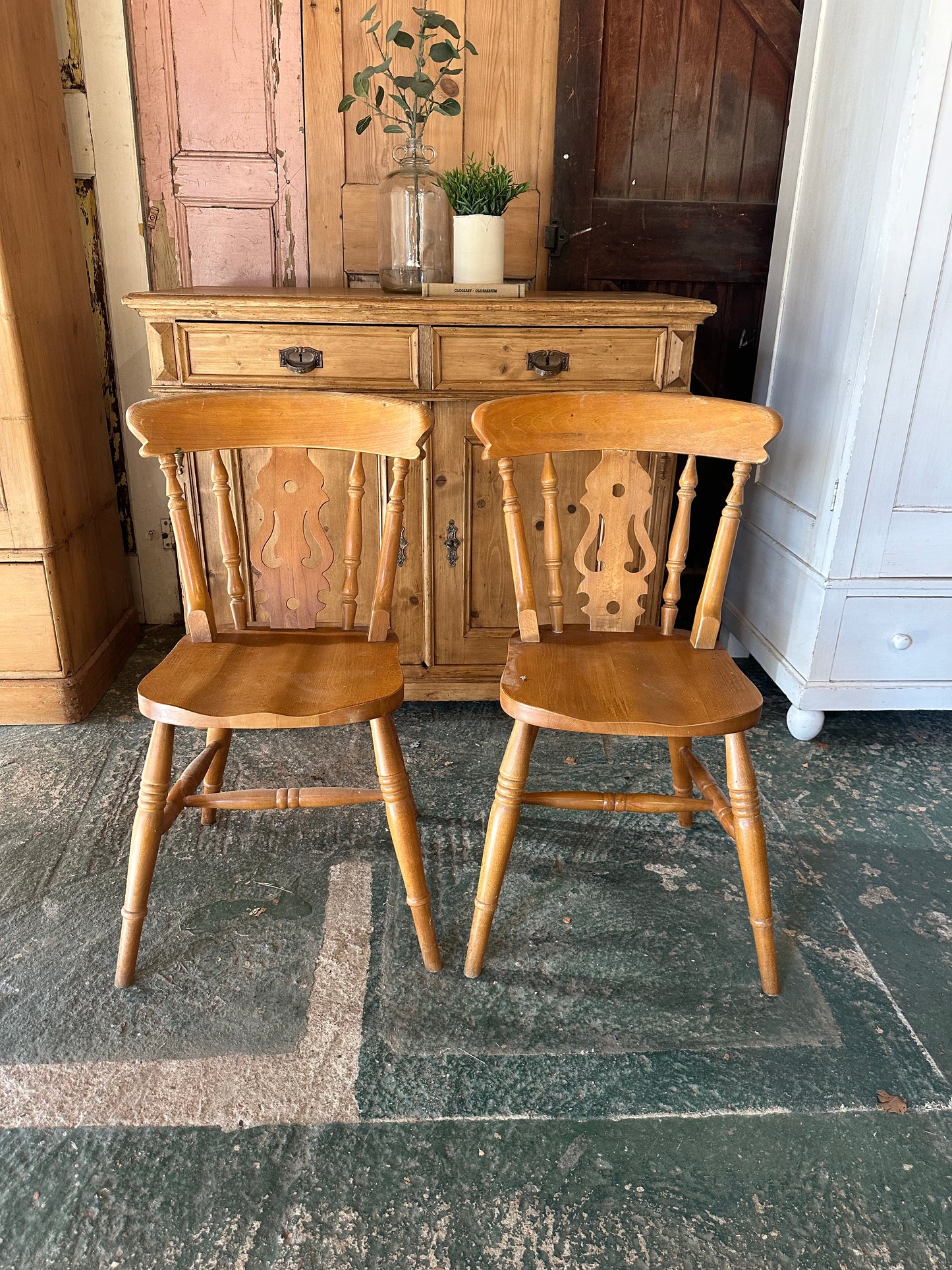 Farmhouse chairs (1 pair)